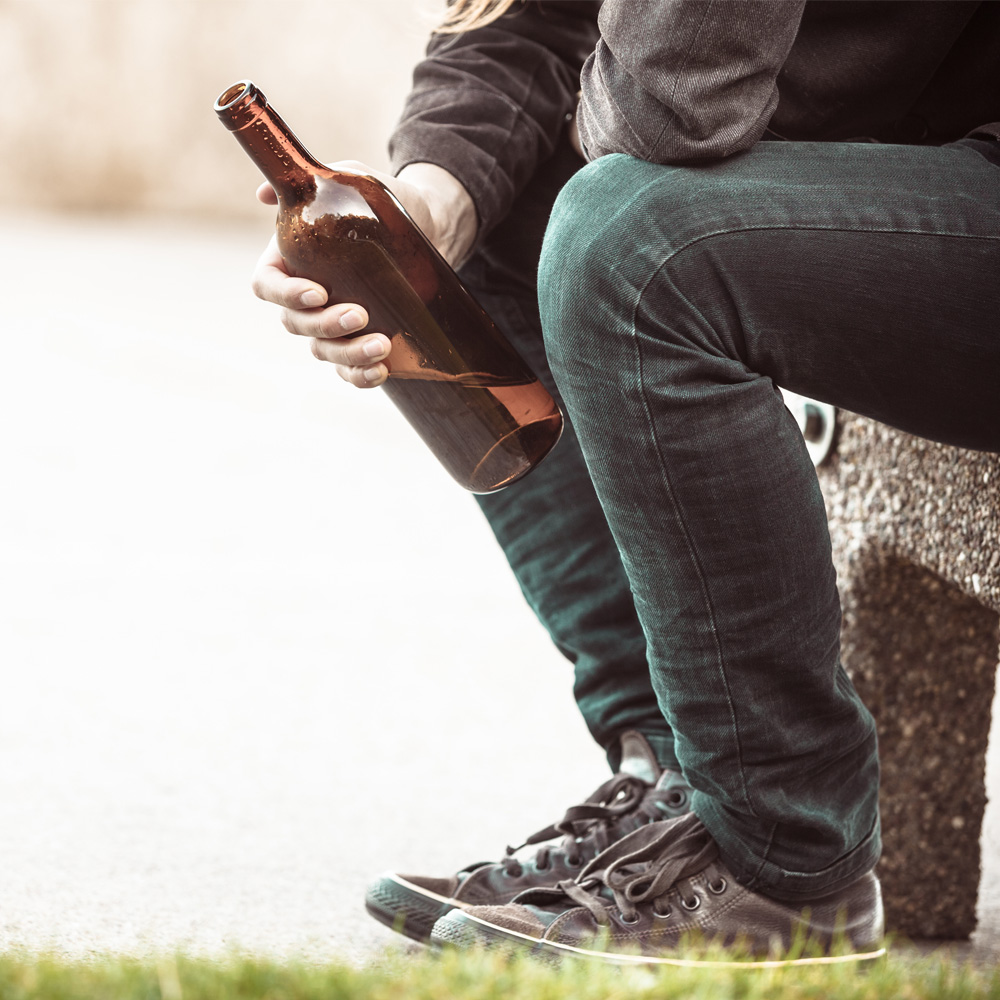 Czy warto pić nielegalny alkohol?