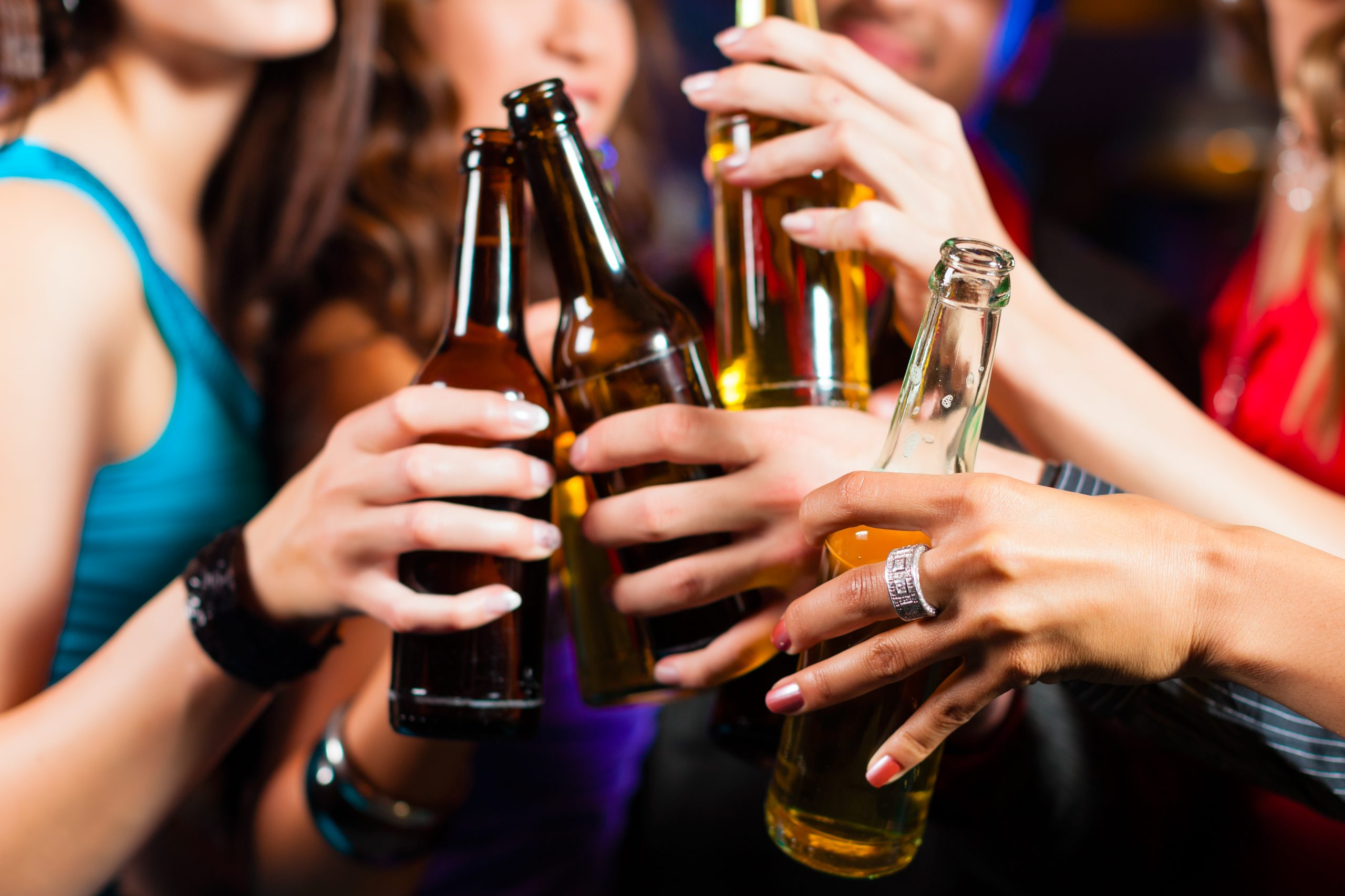 5 powodów, dla których warto ograniczyć spożycie alkoholu na imprezach