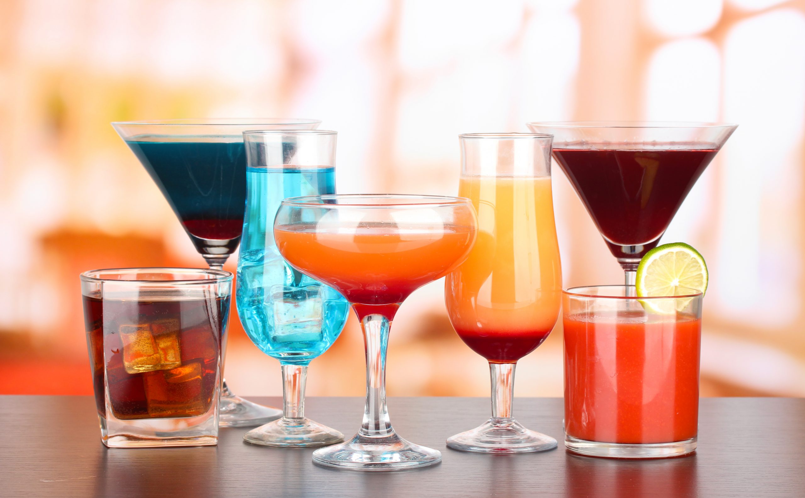 Mieszanie różnych rodzajów alkoholu – czy naprawdę powoduje większego kaca?